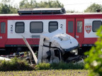 Tragiczny wypadek na przejeździe w Garbatce. Pociąg zderzył się z ciężarówką, nie żyje kierowca