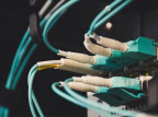 Chiński światłowód przesłał 51,3 Tb/s na ponad 200 km. Koniec ograniczeń internetu?