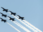 Spektakularny i kontrowersyjny przelot Blue Angels nad plażą w Pensacoli