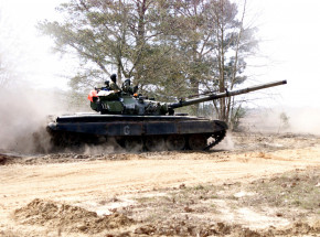 Rosyjskie T-72 wzmocnione „pancerzem” z kradzionych włazów kanalizacyjnych [WIDEO]