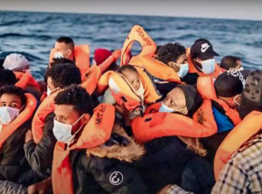 W 2021 roku rekordowa liczba migrantów przekroczyła kanał La Manche z Francji do Wielkiej Brytanii