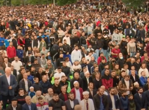 Albania: mężczyzna próbował podpalić się w trakcie modlitwy