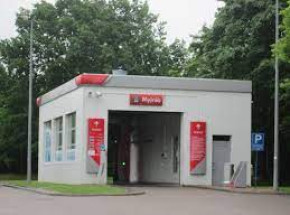 Dolnośląskie: mężczyźni próbowali ukraść samochód, który myła jego właścicielka