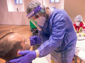 Anglia: darmowe testy na COVID-19 dwa razy w tygodniu