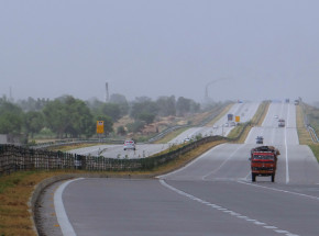 Indie: kierowca furgonetki wjechał w ciężarówkę. Zginęło 18 osób