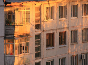 Rosja: mężczyzna złapał dziecko, które wypadło przez okno