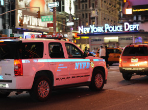 Nowy Jork: mężczyzna rzucił w policjantów wybielaczem i koktajlem Mołotowa