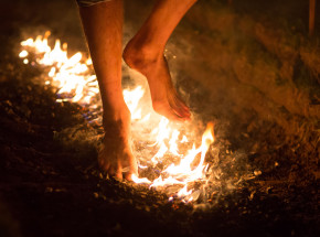 Szwajcaria: 25 osób zostało rannych wskutek przejścia po rozżarzonych węglach