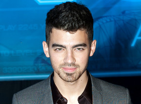 „Devotion” z Joe Jonasem i Thomasem Sadoskim