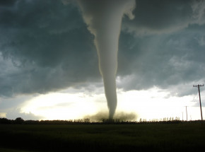 Tornado w Chinach porwało mężczyznę z wieżowca