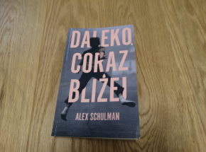 "Daleko, coraz bliżej" Alexa Schulmana - recenzja