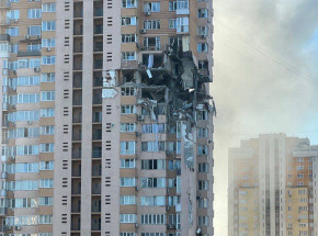 Kijów: pocisk uderzył w wieżowiec mieszkalny