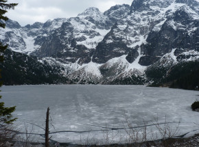 Na Morskim Oku załamał się lód pod turystami
