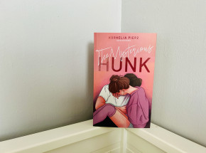 „The Mysterious Hunk” Kornelii Pierz [RECENZJA]