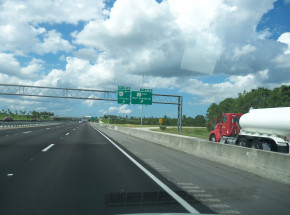 Floryda: kobieta pod wpływem alkoholu poruszała się wózkiem golfowym po autostradzie 