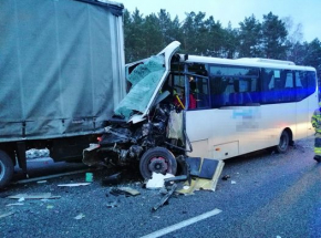 Wypadek na trasie S8. Zderzenie autokaru i dwóch ciężarówek