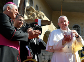 Irak: wizyta papieża Franciszka, modlitwa wśród ruin zniszczonych kościołów