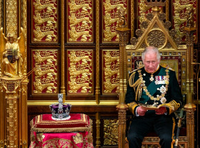 Umarła królowa, niech żyje król [FELIETON]