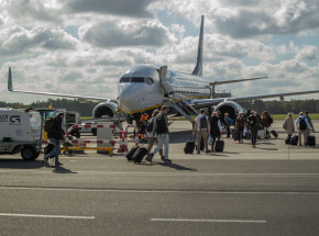 Miał lecieć na wieczór kawalerski do Albanii. Przez jeden „żart” został na lotnisku