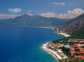 Turcja: mężczyzna oskarżony o zepchnięcie żony z klifu. Kobieta zginęła na miejscu