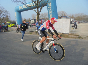 UAE Tour: pierwszy etap dla Matheiu van der Poela