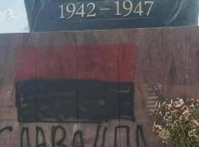 Zdewastowany pomnik „Rzeź Wołyńska” w Domostawie. Na cokole banderowska flaga i napis „Chwała UPA”