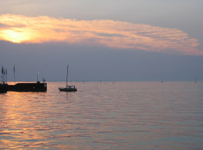 Szwajcaria: z dna jeziora skradziono 800-kilogramową kulę z ginem