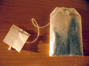 Brytyjska artystka tworzy miniaturowe obrazy na torebkach po herbacie