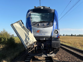 Zderzenie pociągu z ciężarówką w Książkach. Pasażerowie cali i zdrowi