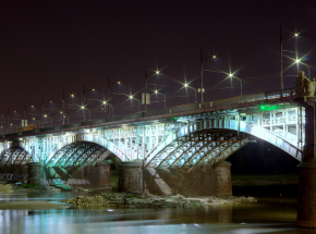 Warszawa: mężczyzna skoczył do Wisły z mostu Poniatowskiego