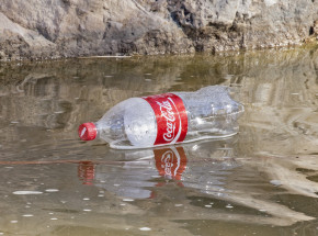 Które korporacje najbardziej zanieczyszczają środowisko plastikiem?