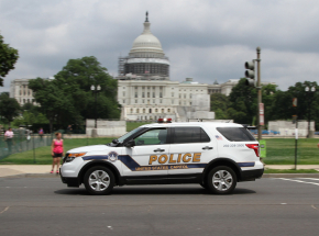 Nie żyje policjant ranny w szturmie na Kapitol, szef policji podaje się do dymisji
