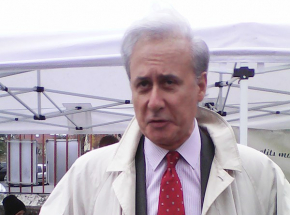 Francja: burmistrz skazany za gwałt rządzi miastem z więzienia