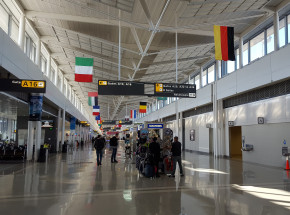 USA: mężczyzna aresztowany w związku z wniesieniem materiałów wybuchowych na teren lotniska