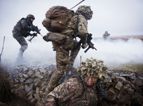 Władze Wielkiej Brytanii mają rozważać wysłanie swoich wojsk m.in. do Polski