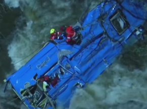 Hiszpania: 6 osób zginęło po tym, jak autobus wpadł do rzeki