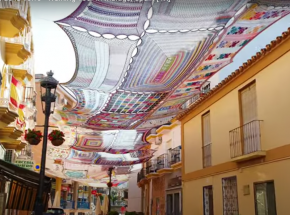 Dziergany baldachim zapewnia kolor i cień w hiszpańskim mieście