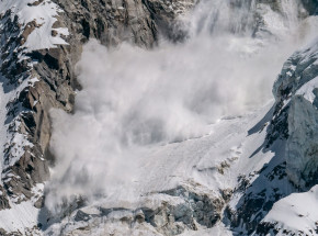 Rosja: ewakuowano 38 osób po zejściu lawiny. 1 osoba nie żyje