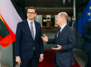 Premier w Berlinie: „5 tys. hełmów? To chyba jakiś żart”