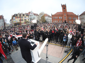 Sondażowe trzęsienie ziemi – wyprzedził Nawrockiego!