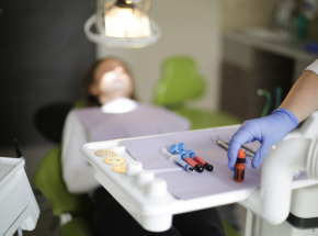 Los Angeles: oskarżono dentystę o napaści seksualne na pacjentów