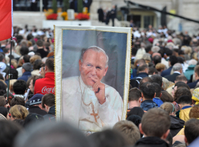 Jan Paweł II może przestać być świętym? Ujawnione raporty i apel francuskich dziennikarek