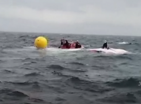 Marynarz przeżył 16 godzin na Atlantyku w wywróconej łodzi