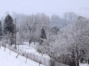 Mazury: ciężarna kobieta i jej mąż utknęli w zaspie