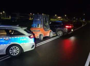 Wózkiem widłowym holował samochód, bo skończyło mu się paliwo.