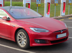 USA: urzędnicy badają, czy kierowcy Tesli mogą grać w gry podczas jazdy