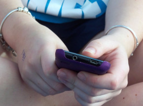 14-latek wysłał koleżankom wiadomość z linkiem do pornografii. Trafił do „rejestru pedofilów”