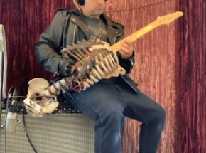 Muzyk zbudował gitarę z kości swojego wujka