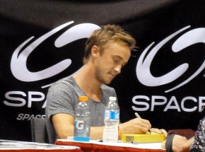 „Po drugiej stronie różdżki”: autobiografia Toma Feltona zadebiutuje w Polsce [ZAPOWIEDŹ]