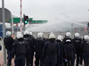 Starcia na przejściu granicznym w Kuźnicy. Polskie służby użyły armatek wodnych [AKTUALIZACJA]